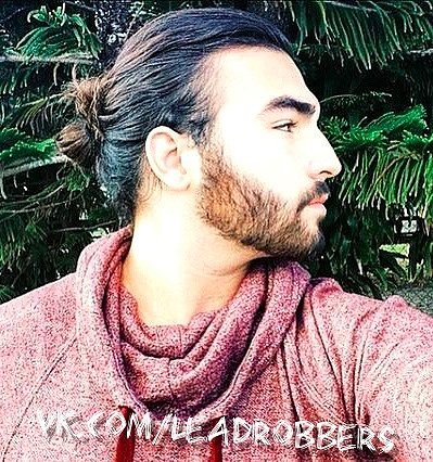 A-picture-of-the-manbun-with-beard-hair-style_Fotor